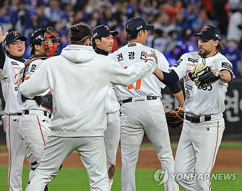 하이파이브하는 폰세-와이스(대전=연합뉴스) 류영석 기자 = 24일 대전한화생명볼파크에서 열린 2025 프로야구 KBO리그 포스트시즌 플레이오프 5차전 삼성 라이온즈와 한화 이글스의 경기.     경기에서 승리 후 한화 투수 폰세와 와이스가 하이파이브를 하고 있다. 2025.10.24 ondol@yna.co.kr