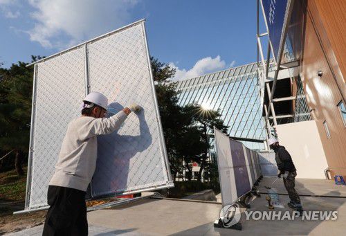 APEC 준비 총력전, 펜스 설치하는 관계자들(경주=연합뉴스) 이동해 기자 = 2025 경주 아시아태평양경제협력체(APEC) 정상회의 주간 개막을 하루 앞둔 지난 26일 경북 경주 보문단지 내 경주화백컨벤션센터(HICO) 인근에서 관계자들이 펜스를 설치하고 있다. 2025.10.26 eastsea@yna.co.kr