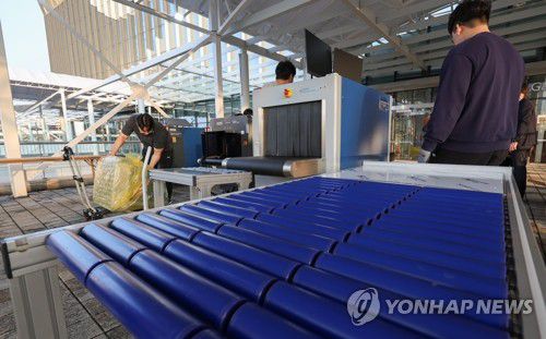 APEC 정상회의 앞두고 보안검문대 설치(경주=연합뉴스) 이동해 기자 = 2025 경주 아시아태평양경제협력체(APEC) 정상회의 주간 개막을 하루 앞둔 지난 26일 경북 경주 보문단지 내 경주화백컨벤션센터(HICO)에서 관계자들이 보안검문대를 설치하고 있다. 2025.10.26 eastsea@yna.co.kr