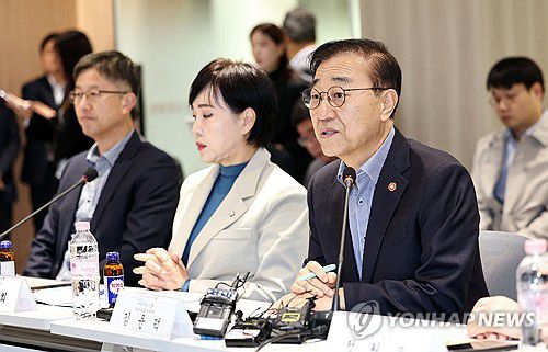 김윤덕 장관, 성수 재건축조합원들과 간담회(서울=연합뉴스) 김인철 기자 = 김윤덕 국토교통부 장관이 28일 서울 성동구 성동청년 창업이룸센터에서 열린 성수1구역 주택재건축조합 주민간담회에서 발언하고 있다. 2025.10.28 yatoya@yna.co.kr