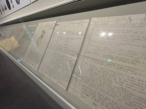 보존과학자들의 손때 묻은 기록     (서울=연합뉴스) 김예나 기자 = 지난 28일 서울 용산구 국립중앙박물관 보존과학센터 1층 전시실에서 공개된 '보존과학, 새로운 시작 함께하는 미래' 모습. 사진은 박물관 보존과학 전문가들이 남긴 유물 보존 처리 작업서. 2025.10.29     yes@yna.co.kr
