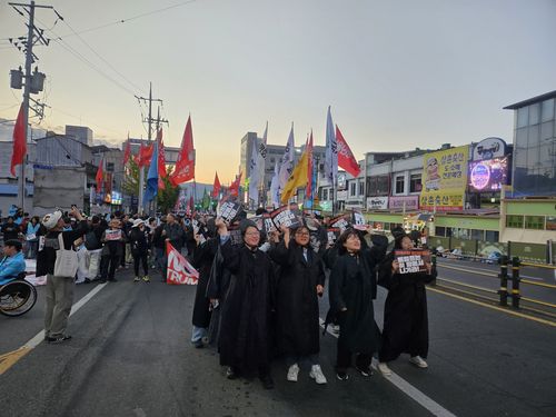 "트럼프 규탄 집회"(경주=연합뉴스) 김선형 기자 = 29일 오후 구 경주역 앞에서 '트럼프저지 공동행동' 집회 참가자들이 반 트럼프 시위를 벌이며 행진하고 있다. 2025.10.29 sunhyung@yna.co.kr