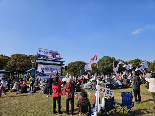 "트럼프 환영 집회"(경주=연합뉴스) 김선형 기자 = 29일 오후 경주시 황남동 내남사거리에서 자유통일당 산하 환동해 애국시민연대가 도널드 트럼프 미국 대통령 방한을 환영하는 집회를 열고 있다. 2025.10.29 sunhyung@yna.co.kr