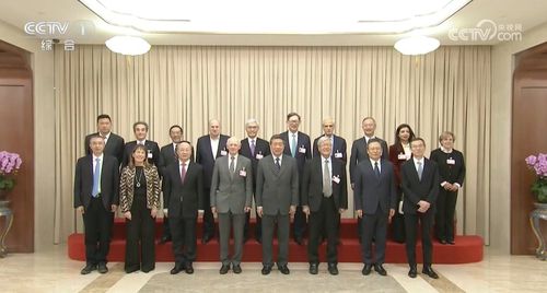 중국 허리펑 부총리와 금융감독관리총국 국제 자문위원 기념촬영 [중국중앙(CC)TV 캡처. 재판매 및 DB 금지]
