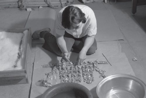 금관을 보존 처리하는 모습 국립경주문화유산연구소가 2024년 발간한 '천마총 그날의 이야기'에 실린 사진 [국립경주문화유산연구소 제공. 재판매 및 DB 금지]