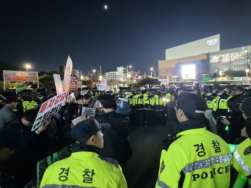 강제해산 이후 재차 집회 여는 이들[촬영 박세진]