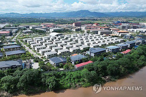 미얀마 범죄단지 'KK파크'지난 9월 17일(현지시간) 촬영된 미얀마 동남부 카인주 미야와디 지역의 태국과 국경 지대에 위치한 범죄단지 'KK파크'의 모습. 2025.10.29 [AFP 연합뉴스 자료사진. 재판매 및 DB 금지]