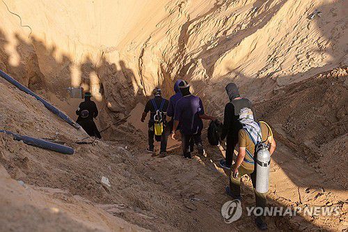 하마스, 시신 수색(칸유니스 AFP=연합뉴스) 28일(현지시간) 하마스 대원들이 가자지구 남부 칸유니스의 한 구덩이에 들어가 시신을 찾고 있다. 2025.10.29 photo@yna.co.kr