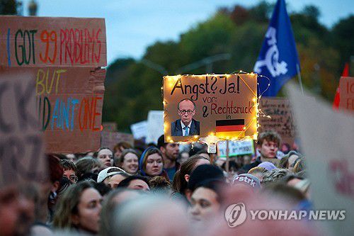 메르츠 총리 규탄 시위[로이터 연합뉴스 자료사진. 재판매 및 DB 금지]