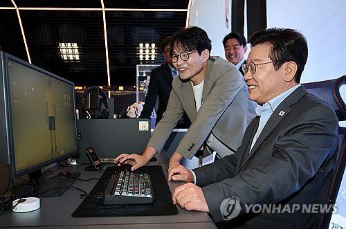 게임체험하는 이재명 대통령(서울=연합뉴스) 한상균 기자 = 이재명 대통령이 15일 국내 게임사 크래프톤의 게임ㆍ문화 플랫폼 서울 성동구 '펍지 성수'에서 AI기반 인생 시뮬레이션 게임 '인조이'를 체험하고 있다. 옆은 김형준 인조이스튜디오 대표. 2025.10.15 [대통령실통신사진기자단] xyz@yna.co.kr