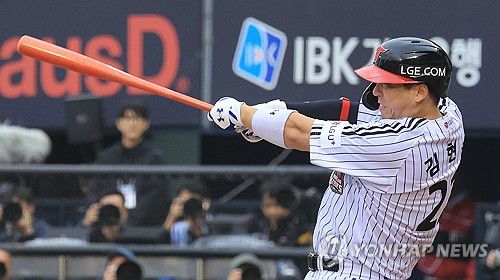 김현수도 타점(서울=연합뉴스) 최재구 기자 = 26일 서울 잠실야구장에서 열린 2025 프로야구 한국시리즈 한화 이글스 대 LG 트윈스 1차전 경기. 6회 말 투아웃 1, 2루 상황 LG 김현수가 1타점 적시타를 날리고 있다. 2025.10.26 jjaeck9@yna.co.kr