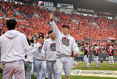 손 흔드는 김현수(서울=연합뉴스) 윤동진 기자 = 26일 서울 잠실야구장에서 열린 2025 프로야구 한국시리즈 한화 이글스 대 LG 트윈스 1차전 경기. 8 대 2 LG의 승리로 경기가 끝난 후 LG 김현수가 관중을 향해 손을 흔들고 있다. 2025.10.26 mon@yna.co.kr