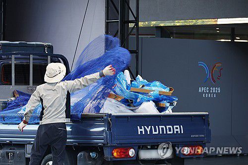 경주 코오롱호텔 막바지 작업(경주=연합뉴스) 박세진 기자 = 2025 경주 아시아태평양경제협력체(APEC) 주간 둘째 날인 28일 경북 경주 코오롱호텔 로비로 들어가는 주 출입문 앞에 대형 가림막이 설치된 가운데 작업자들이 막바지 정비 작업을 진행하고 있다. 이 호텔에서는 시진핑 중국 국가주석이 방한해 숙박할 것으로 알려졌다. 2025.10.28 psjpsj@yna.co.kr