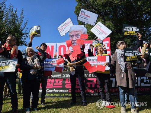 "NO 트럼프·트럼프 GO HOME"(경주=연합뉴스) 김선형 기자 = 29일 오전 경북 경주시 동천동 구황교 인근에서 2025 APEC 반대 국제민중행동 조직위원회가 반(反) 트럼프 시위를 벌이고 있다. 2025.10.29 sunhyung@yna.co.kr