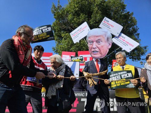 "NO 트럼프·트럼프 GO HOME"(경주=연합뉴스) 김선형 기자 = 29일 오전 경북 경주시 동천동 구황교 인근에서 2025 APEC 반대 국제민중행동 조직위원회가 반(反) 트럼프 시위를 벌이고 있다. 2025.10.29 sunhyung@yna.co.kr