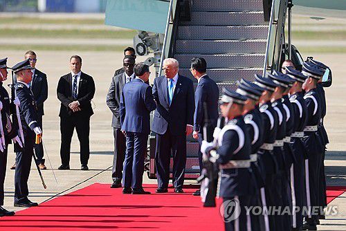 APEC 트럼프 미국 대통령 한국 도착(부산=연합뉴스) 손형주 기자 = 경주 APEC을 계기로 국빈 방한하는 도널드 트럼프 미국 대통령이 29일 부산 김해국제공항에 도착해 조현 외교부 장관, 김태진 외교부 의전장과 인사하고 있다. 2025.10.29 handbrother@yna.co.kr