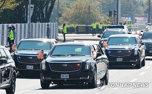 APEC CEO 서밋 연설장 향하는 트럼프 미국 대통령 차량(경주=연합뉴스) 한종찬 기자 = 도널드 트럼프 미국 대통령이 전용 차량인 '더 비스트'를 타고 2025 경주 아시아태평양경제협력체(APEC) CEO 서밋 참석을 위해 29일 경주예술의전당으로 향하고 있다. 2025.10.29 saba@yna.co.kr