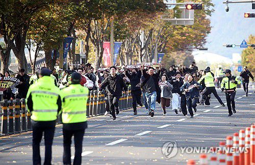 한미정상회담장 인근서 기습시위(경주=연합뉴스) 김현태 기자 = 29일 오후 한미 정상회담이 열린 국립경주박물관 인근에서 도널드 트럼프 미국 대통령을 반대하는 기습 시위대가 경찰저지선을 뚫고 정상회담장으로 질주하고 있다. 2025.10.29 mtkht@yna.co.kr
