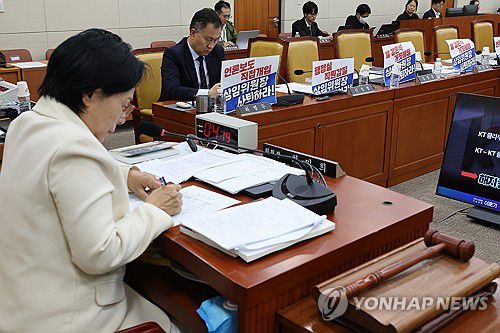 비어있는 과방위 야당 의원들 자리(서울=연합뉴스) 박동주 기자 = 29일 서울 여의도 국회 과학기술정보방송통신위원회에서 열린 과학기술정보통신부 등에 대한 종합감사에서 국민의힘 의원들의 자리가 비어 있다. 2025.10.29 pdj6635@yna.co.kr