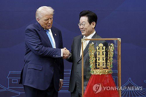 '천마총 금관 모형'과 한미 정상(경주=연합뉴스) 한상균 기자 = 이재명 대통령이 29일 경북 경주박물관에서 도널드 트럼프 미국 대통령에게 '천마총 금관 모형'을 선물한 뒤 악수하고 있다. 2025.10.29 [대통령실통신사진기자단] xyz@yna.co.kr