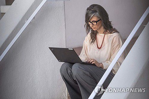 알바네제 유엔 팔레스타인 점령지 특별보고관(케이프타운 AFP=연합뉴스) 2025년 10월 28일 남아프리카공화국 케이프타운 소재 데즈먼드 앤드 리아 투투 레거시 재단에서 미국 뉴욕 유엔본부로 영상으로 중계될 '가자 집단학살: 집단적 범죄' 보고서 원격 발표를 준비하는 프란체스카 알바네제 유엔 팔레스타인 점령지 특별보고관. (Photo by RODGER BOSCH / AFP) 2025.10.30.