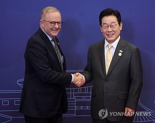 호주 총리 영접하는 이재명 대통령    (경주=연합뉴스) 김도훈 기자 = 이재명 대통령이 29일 경북 경주 힐튼호텔 그랜드볼룸에서 열린 대통령 주최 정상 특별만찬에 앤서니 앨버니지 호주 총리를 영접하고 있다. 2025.10.29     superdoo82@yna.co.kr (끝)