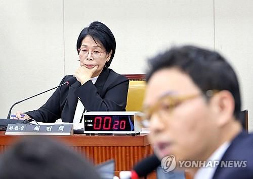 종합감사 진행하는 최민희 위원장(서울=연합뉴스) 류영석 기자 = 30일 국회 과학기술정보방송통신위원회에서 열린 종합감사에서 최민희 위원장이 국민의힘 박정훈 의원의 사퇴 요구 발언을 듣고 있다. 2025.10.30 ondol@yna.co.kr