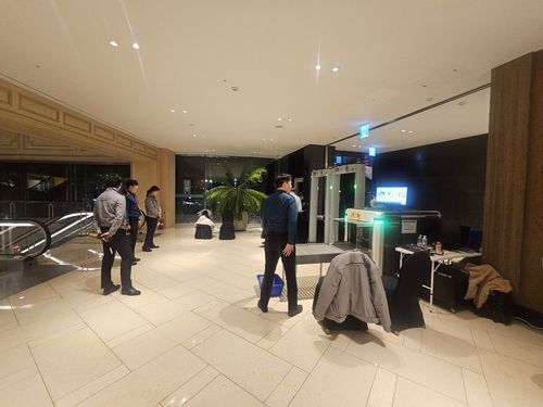 보안검색대 설치된 라한호텔sunhyung@yna.co.kr