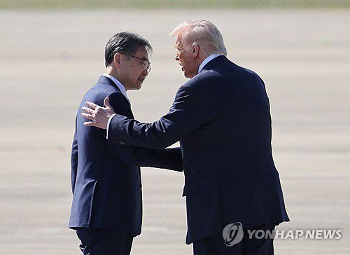 APEC 트럼프 미국 대통령과 조현 외교부 장관(부산=연합뉴스) 이동해 기자 = 경주 APEC을 계기로 국빈 방한하는 도널드 트럼프 미국 대통령이 29일 부산 김해국제공항에 도착해 조현 외교부 장관과 대화하고 있다. 2025.10.29 eastsee@yna.co.kr