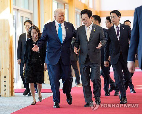 한미 정상의 대화(경주=연합뉴스) 이재명 대통령과 도널드 트럼프 미국 대통령이 29일 경북 경주박물관에서 정상회담장으로 이동하며 대화하고 있다. 2025.10.29 [대통령실 제공. 재판매 및 DB 금지] photo@yna.co.kr