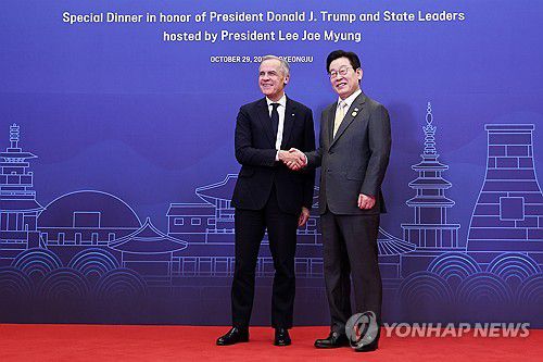 캐나다 총리 영접하는 이재명 대통령(경주=연합뉴스) 김도훈 기자 = 이재명 대통령이 29일 경북 경주 힐튼호텔 그랜드볼룸에서 열린 대통령 주최 정상 특별만찬에 앞서 마크 카니 캐나다 총리를 영접하고 있다. 2025.10.29 superdoo82@yna.co.kr