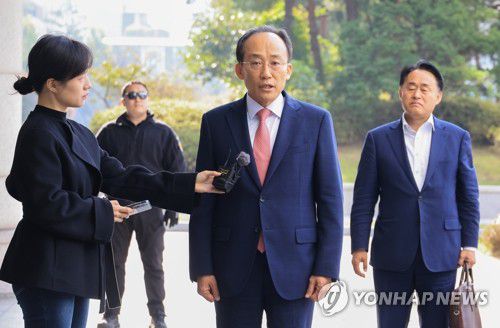 추경호, 내란특검 출석(서울=연합뉴스) 최재구 기자 = 국민의힘 추경호 전 원내대표가 30일 서울 서초구 서울고검에 마련된 조은석 내란특별검사팀 사무실에 피의자 신분으로 출석하고 있다. 2025.10.30 jjaeck9@yna.co.kr