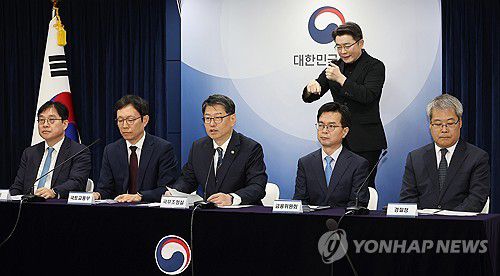 "부동산 불법행위 확실히 근절하겠습니다!"(서울=연합뉴스) 김주형 기자 = 김용수 국무조정실 국무 2차장이 30일 오전 정부서울청사에서 부동산 불법행위 대응 관계부처 합동 브리핑을 하고 있다.      왼쪽부터 오상훈 국세청 자산과세국장, 김규철 국토교통부 주택토지실장, 김용수 국무조정실 국무2차장, 신진창 금융위원회 사무처장, 홍석기 경찰청 수사국장. 2025.10.30 kjhpress@yna.co.kr