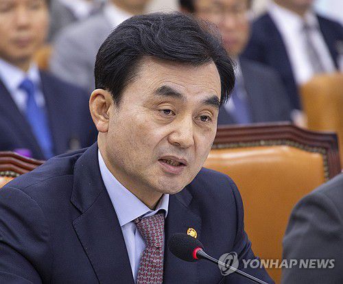 핵추진 잠수함 관련 질의에 답하는 안규백 국방부 장관(서울=연합뉴스) 황광모 기자 = 안규백 국방부 장관이 30일 국회에서 열린 국방위원회 2025년도 종합 국정감사에 출석해 한미 핵잠수함 추진 합의에 대한 의원 질의에 답하고 있다. 2025.10.30 hkmpooh@yna.co.kr