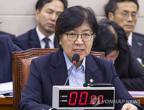 보건복지위원회 국감에서 답변하는 정은경 복지부 장관(서울=연합뉴스) 황광모 기자 = 정은경 보건복지부 장관이 30일 국회 보건복지위원회에서 열린 2025년도 종합 국정감사에 출석해 의원 질의에 답하고 있다. 2025.10.30 hkmpooh@yna.co.kr