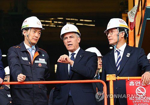 한화오션 거제조선소 조립 공장 시찰하는 한-캐나다 총리(거제=연합뉴스) 이정훈 기자 = 김민석 국무총리와 마크 카니 캐나다 총리가 30일 경남 거제 한화오션 거제조선소에서 조립공장을 시찰하고 있다. 왼쪽은 김동관 한화그룹 부회장. 2025.10.30 uwg806@yna.co.kr