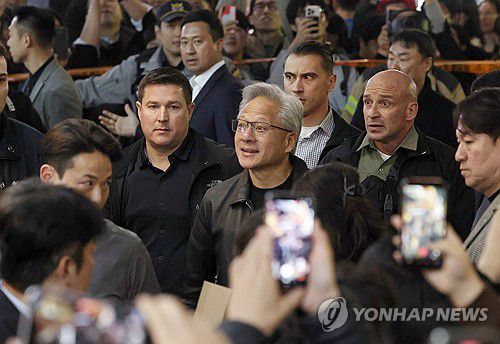 젠슨 황·이재용·정의선 치맥 회동(서울=연합뉴스) 이진욱 기자 = 젠슨 황 엔비디아 최고경영자가 이재용 삼성전자 회장, 정의선 현대차그룹 회장과의 치킨 회동을 위해 30일 서울 삼성동의 한 치킨 집으로 향하고 있다. 2025.10.30 [공동취재] cityboy@yna.co.kr