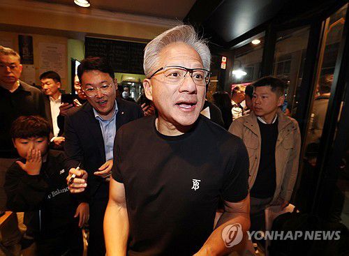 인사하는 젠슨 황(서울=연합뉴스) 이진욱 기자 = 젠슨 황 엔비디아 최고경영자가 30일 서울 삼성동 한 치킨집에서 진행된 이재용 삼성전자 회장, 정의선 현대차그룹 회장과 치맥 회동 중 시민들에게 인사를 하고 있다. 2025.10.30 [공동취재] cityboy@yna.co.kr