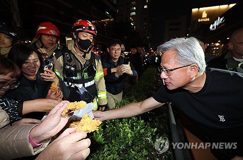 치킨 나눠주는 젠슨 황(서울=연합뉴스) 이진욱 기자 = 젠슨 황 엔비디아 최고경영자가 30일 서울 삼성동 한 치킨집에서 진행된 이재용 삼성전자 회장, 정의선 현대차그룹 회장과 치맥 회동 중 시민에게 치킨과 감자튀김을 나눠주고 있다. 2025.10.30 [공동취재] cityboy@yna.co.kr