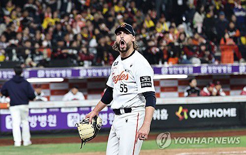 마운드 내려가며 환호하는 한화 와이스(대전=연합뉴스) 김인철 기자 = 30일 대전한화생명볼파크에서 열린 2025 프로야구 KBO리그 포스트시즌 한국시리즈 4차전 LG 트윈스와 한화 이글스의 경기. 한화 와이스가 8회초 교체되며 환호하고 있다. 2025.10.30 yatoya@yna.co.kr