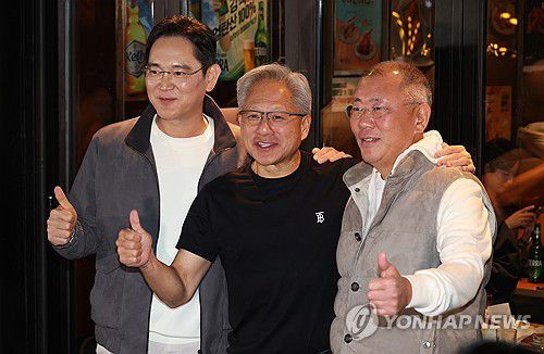 기념촬영하는 이재용-젠슨 황-정의선(서울=연합뉴스) 이진욱 기자 = 젠슨 황 엔비디아 최고경영자가 30일 서울 삼성동 한 치킨집에서 진행된 이재용 삼성전자 회장, 정의선 현대차그룹 회장과 회동을 마친 후 기념촬영을 하고 있다. 2025.10.30 [공동취재] cityboy@yna.co.kr