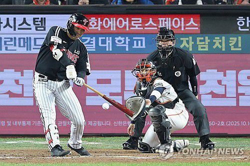 김현수, 회심의 역전 2타점 적시타(대전=연합뉴스) 서대연 기자 = 30일 대전한화생명볼파크에서 열린 2025 프로야구 KBO리그 포스트시즌 한국시리즈 4차전 LG 트윈스와 한화 이글스의 경기.     9회초 2사 2, 3루 LG 김현수가 역전을 만드는 2타점 적시타를 치고 있다. 2025.10.30 dwise@yna.co.kr