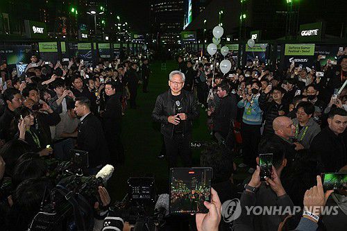 젠슨 황, '지포스' 한국 출시 25주년 행사 참석(서울=연합뉴스) 이진욱 기자 = 젠슨 황 엔비디아 최고경영자(CEO)가 30일 오후 서울 강남구 코엑스에서 열린 엔비디아 그래픽카드(GPU) '지포스'의 한국 출시 25주년 행사에서 시민들과 대화를 나누고 있다. 2025.10.30 [공동취재] cityboy@yna.co.kr