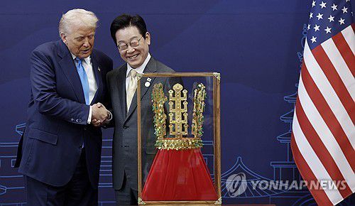 '천마총 금관 모형'과 한미 정상(경주=연합뉴스) 한상균 기자 = 이재명 대통령이 29일 경북 경주박물관에서 도널드 트럼프 미국 대통령에게 '천마총 금관 모형'을 선물한 뒤 악수하고 있다. 2025.10.29 [대통령실통신사진기자단] superdoo82@yna.co.kr (끝)