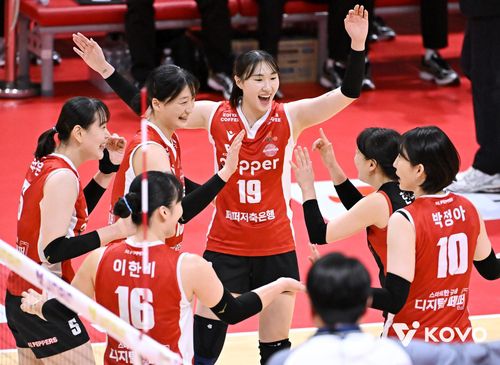 올 시즌 첫 셧아웃 승리를 거둔 페퍼저축은행 선수들[한국배구연맹 제공. 재판매 및 DB 금지]