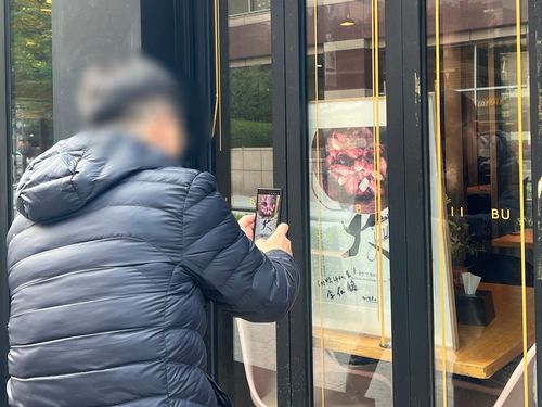 깐부치킨 포스터 앞에서 '인증 사진' 찍는 시민[촬영 김유향 수습기자]