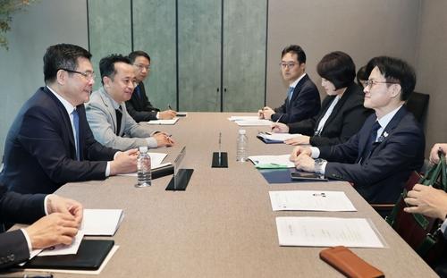 한·베트남 산업장관 면담(경주=연합뉴스) 31일 아시아태평양경제협력체(APEC) 정상회의가 열리고 있는 경주의 소노캄호텔에서 김정관 산업통상부 장관(오른쪽)이 응우옌 홍 지엔 베트남 산업무역부 장관과 면담을 갖고 양국 간 교역·투자확대 방안과 현지 진출한 한국 기업의 애로 등을 논의했다. [산업통상부 제공. 재판매 및 DB 금지]