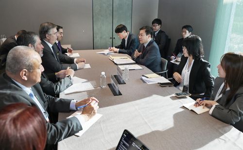 여한구 통상교섭본부장, 멕시코 경제부 장관 면담(경주=연합뉴스) 31일 아시아태평양경제협력체(APEC) 정상회의가 열리고 있는 경주의 소노캄호텔에서 여한구 산업통상부 통상교섭본부장이 마르셀로 에브라르드 멕시코 경제부 장관과 면담하고 대미(對美) 통상 현안과 현지 진출 기업 애로 등을 논의하고 있다. [산업통상부 제공. 재판매 및 DB 금지]