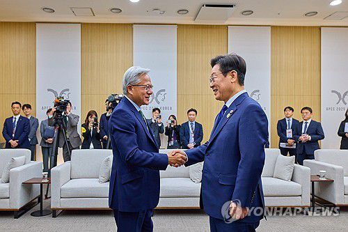 젠슨 황 대표 맞이하는 이재명 대통령(경주=연합뉴스) 이재명 대통령이 31일 APEC 정상회의장인 경주화백컨벤션센터에서 면담을 위해 젠슨 황 엔비디아 최고경영자를 맞이하고 있다. 2025.10.31 [대통령실 제공. 재판매 및 DB 금지]