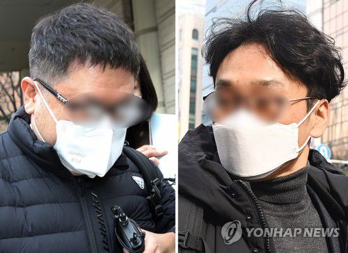 정영학·정민용, '대장동 사건' 첫 공판 출석(서울=연합뉴스) 임헌정 기자 = 대장동 개발 로비·특혜 의혹 사건 첫 정식 공판이 시작된 10일 서울 서초구 서울중앙지법에서 정영학 회계사(왼쪽)와 정민용 변호사가 재판에 출석한 뒤 각각 법정을 나서고 있다. 2022.1.10 [공동취재] kane@yna.co.kr